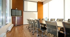 Konferenzraum gestalten: angenehme Atmosphäre für Ihre Meetings