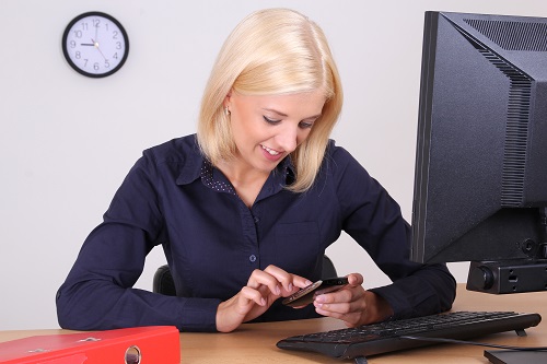 Das Smartphone kann zum Zeitfresser im Büro werden